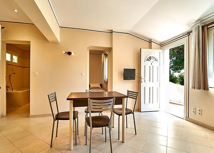 Vacanceole - Lisa Maria Sari-Solenzara